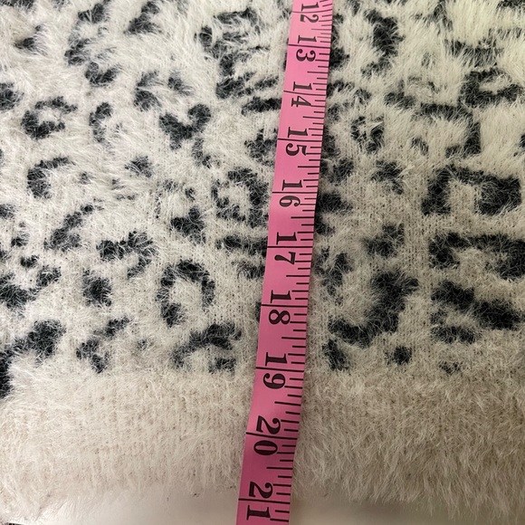Mi ami Cropped Animal Print Leopard Print Fuzzy Soft Crew Neck Sweater S… - Picture 9 of 9